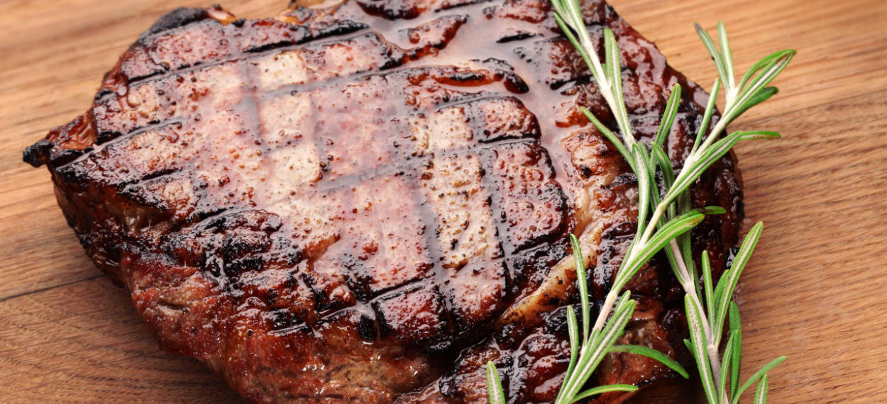 Maillard-Reaktion bei einem Steak. Erfahren Sie mehr auf ROETH N° 1